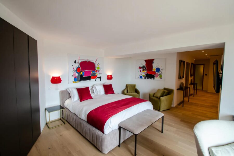 villa-mirelle-master-bedroom-artwork-elegant-design-luxury-mougins