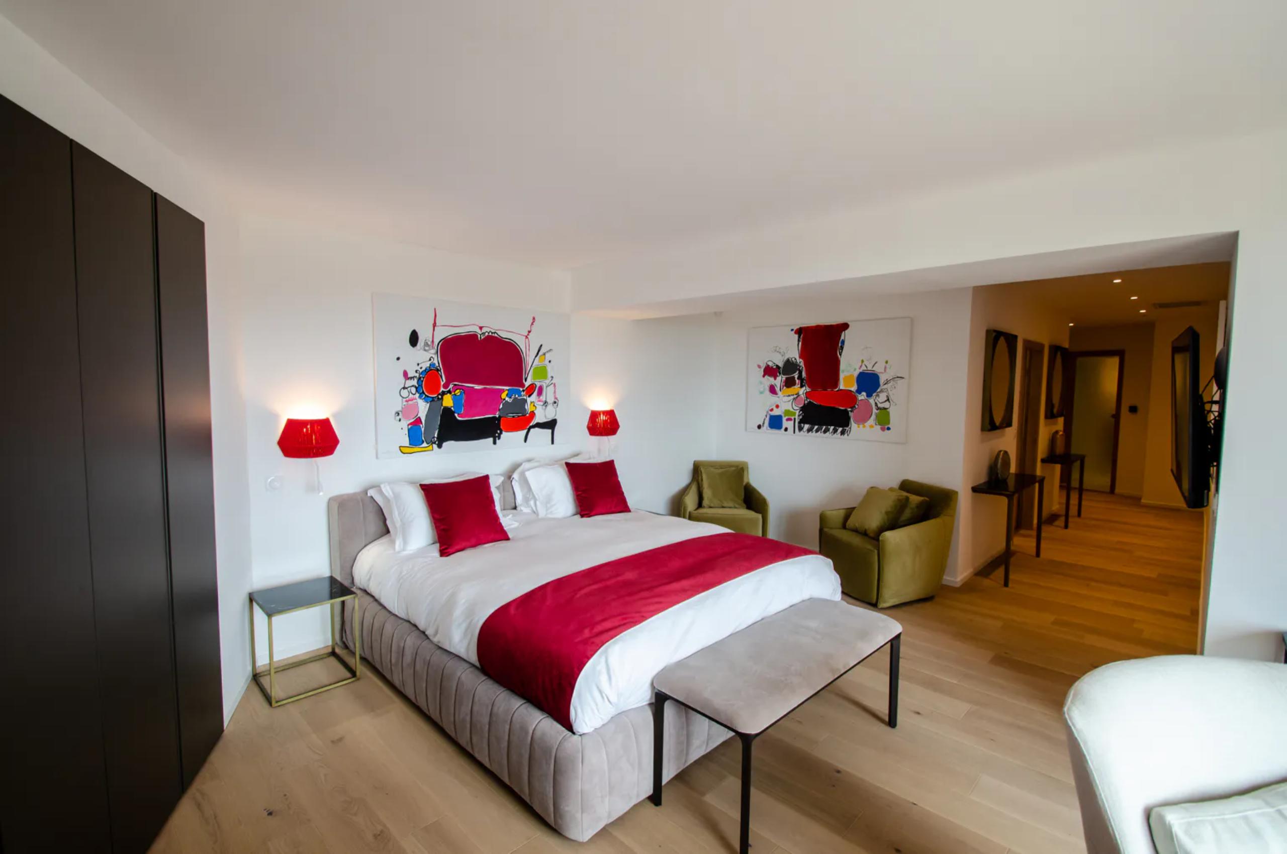 villa-mirelle-master-bedroom-artwork-elegant-design-luxury-mougins