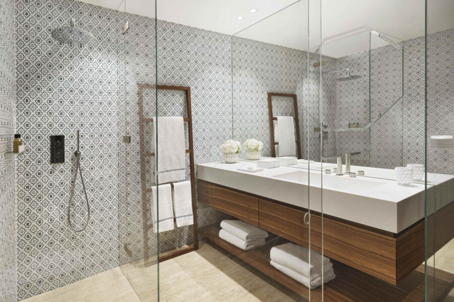 villa-noelia-bathroom-italianshower-luxury-modern-design-lakegarda