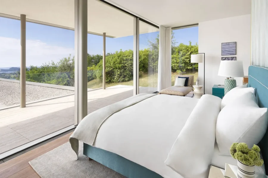 villa-noelia-bedroom-balcony-luxury-modern-interior-lakegarda