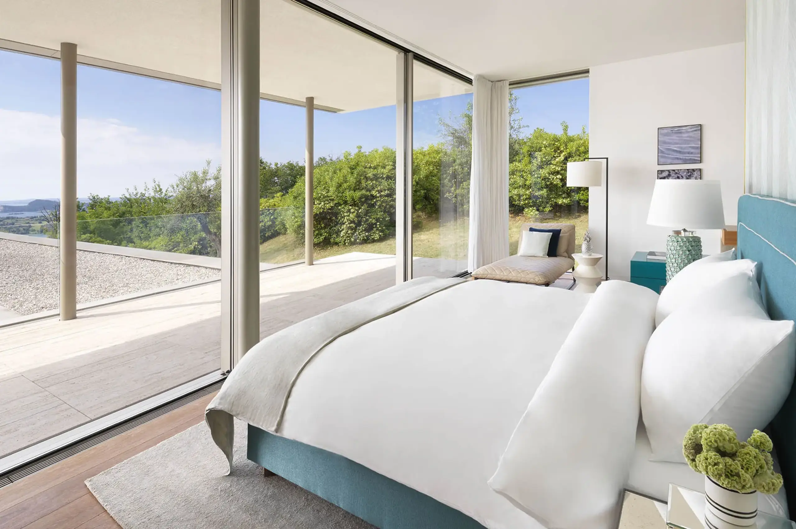 villa-noelia-bedroom-balcony-luxury-modern-interior-lakegarda