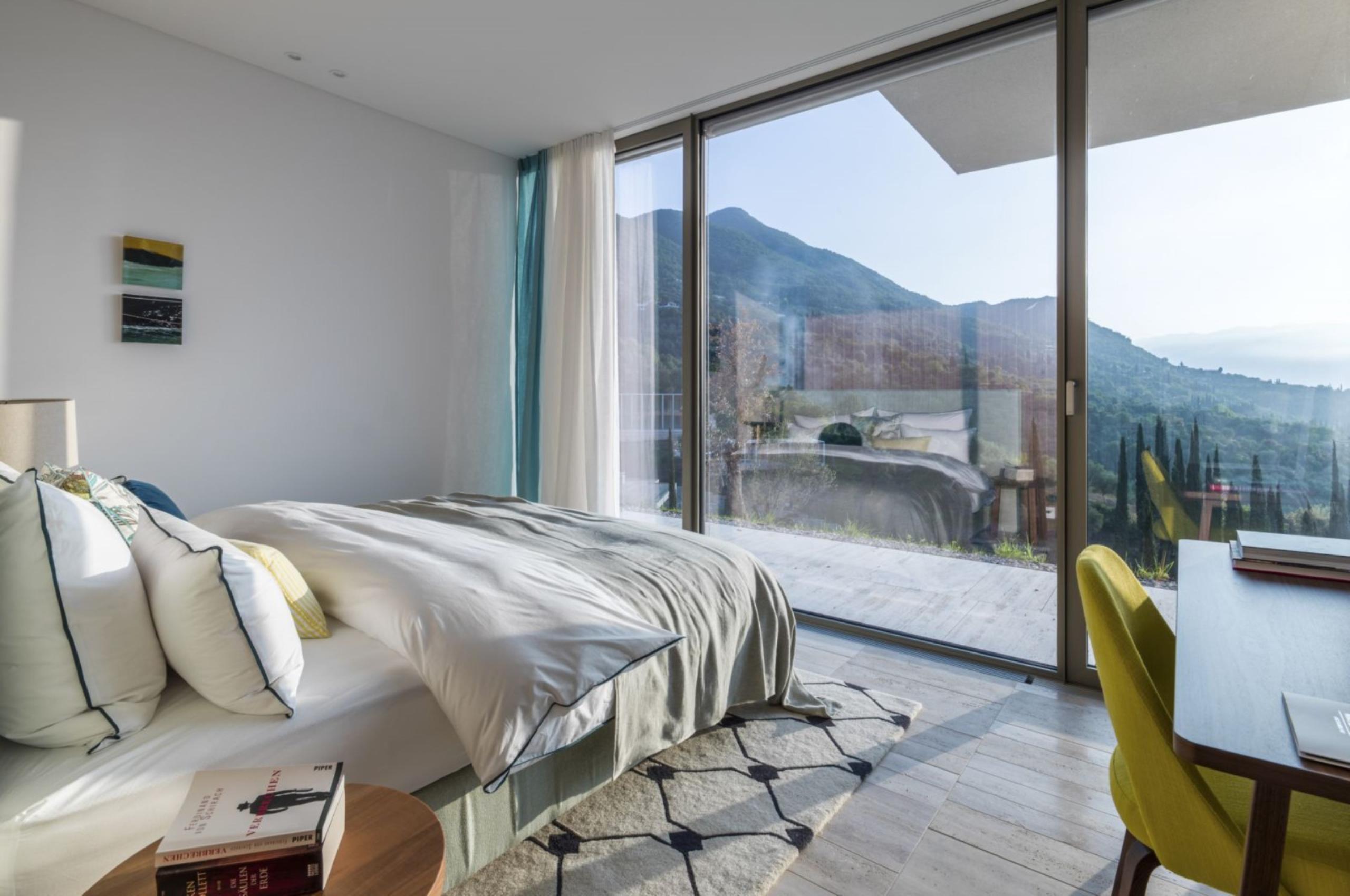 villa-noelia-bedroom-balcony-scenic-views-serene-modern-design-luxury-lakegarda