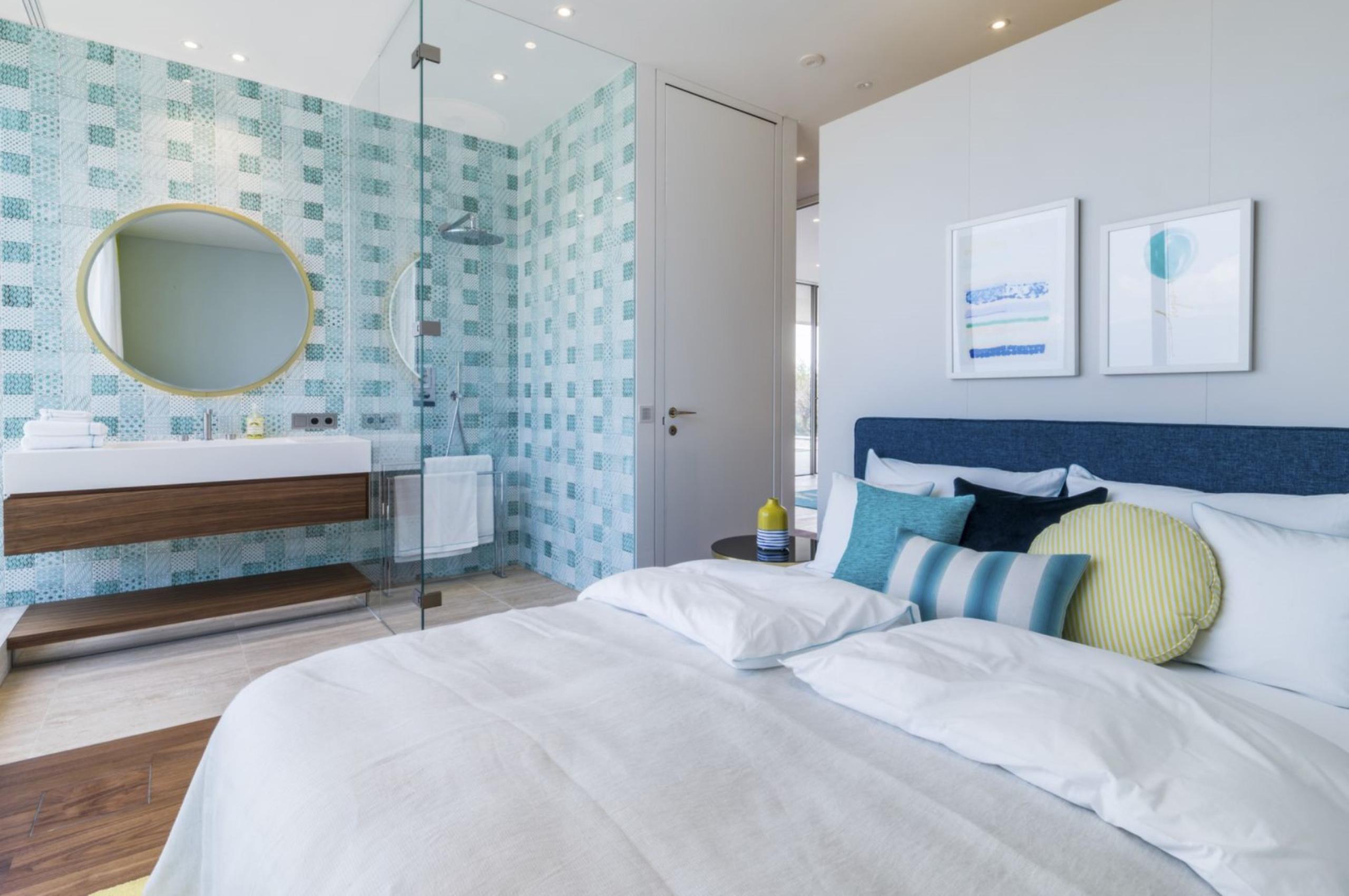 villa-noelia-bedroom-bathroom-sleek-modern-bright-design-luxury-lakegarda