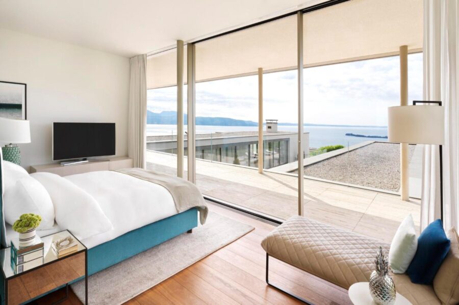 villa-noelia-bedroom-elegant-modern-design-scenic-lake-views-luxury-lake-garda