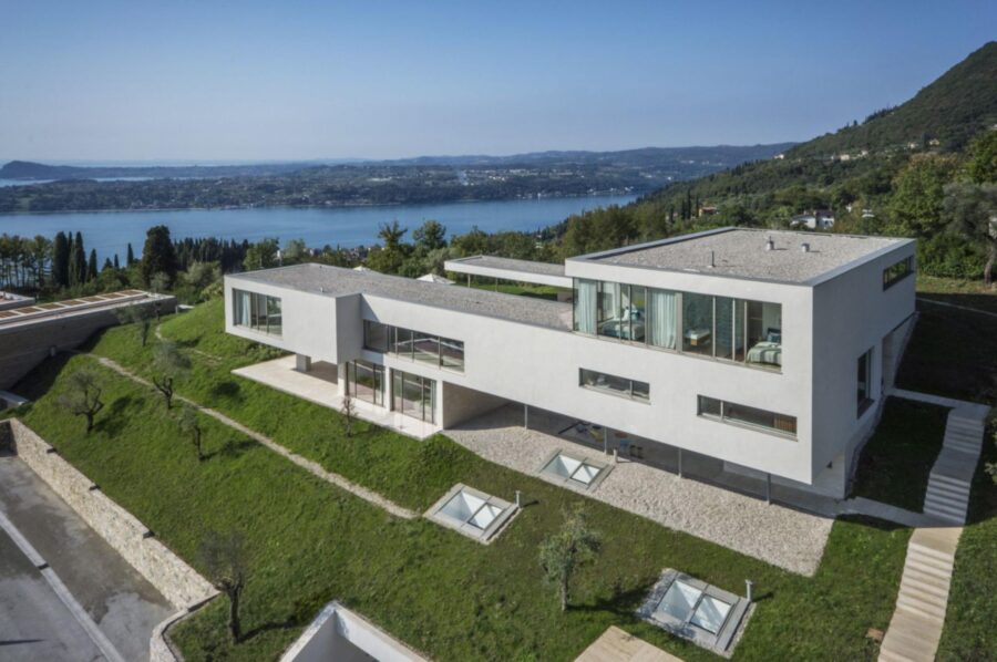 villa-noelia-exterior-modern-architecture-scenic-lake-views-luxury-rental-retreat-lakegarda