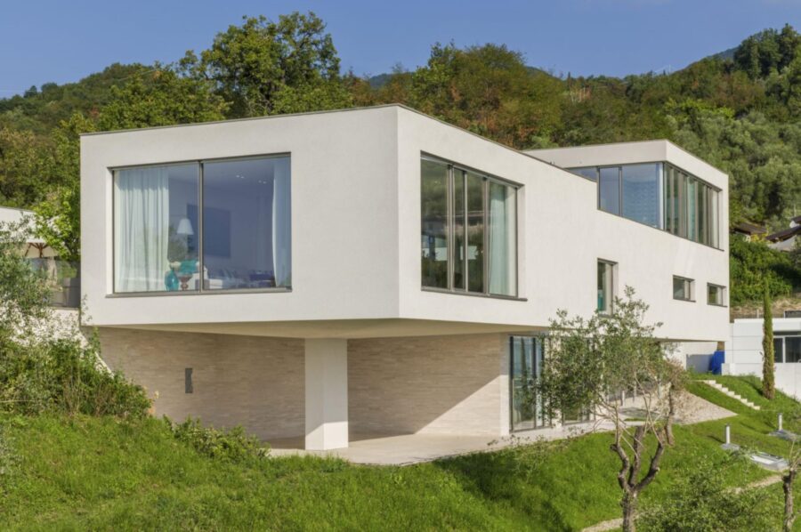 villa-noelia-exterior-modern-sleek-architecture-natural-surroundings-luxury-rental-retreat-lakegarda