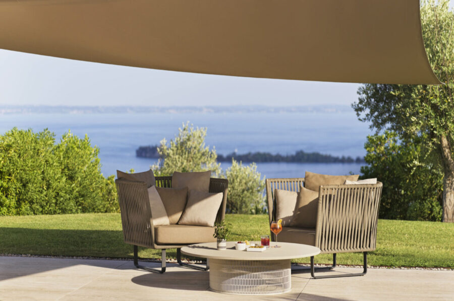 villa-noelia-garden-outdoorseating-luxury-scenic-view-lakegarda
