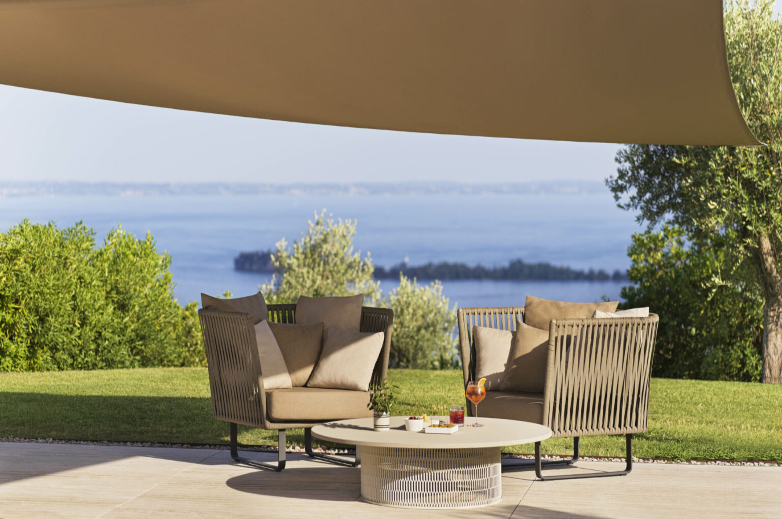 villa-noelia-garden-outdoorseating-luxury-scenic-view-lakegarda