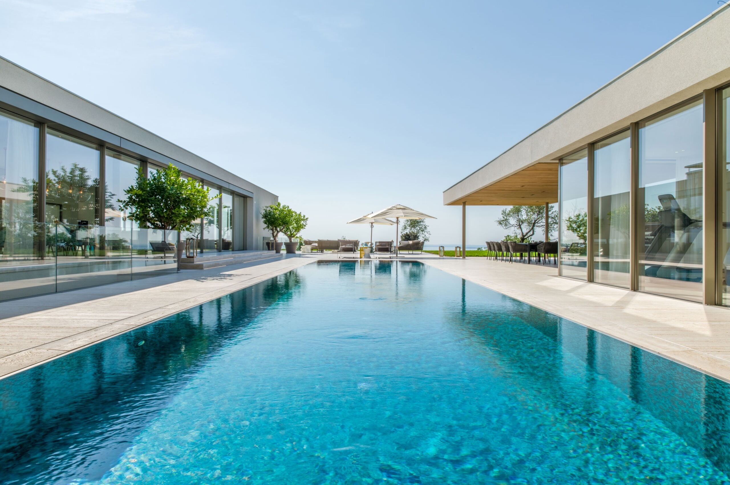 villa-noelia-mainpage-swimmingpool-exterior-luxury-rental-lakegarda