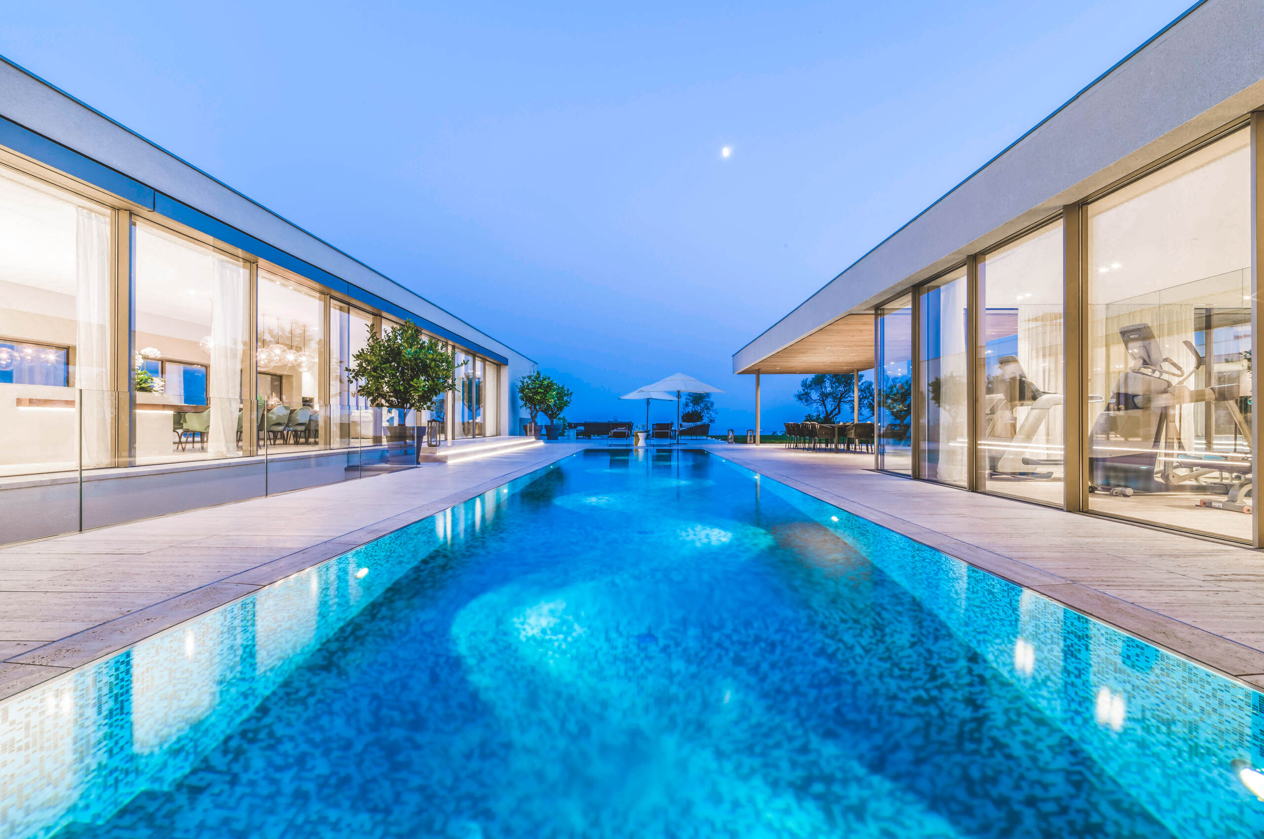 villa-noelia-swimmingpool-exterior-night-luxury-lakegarda