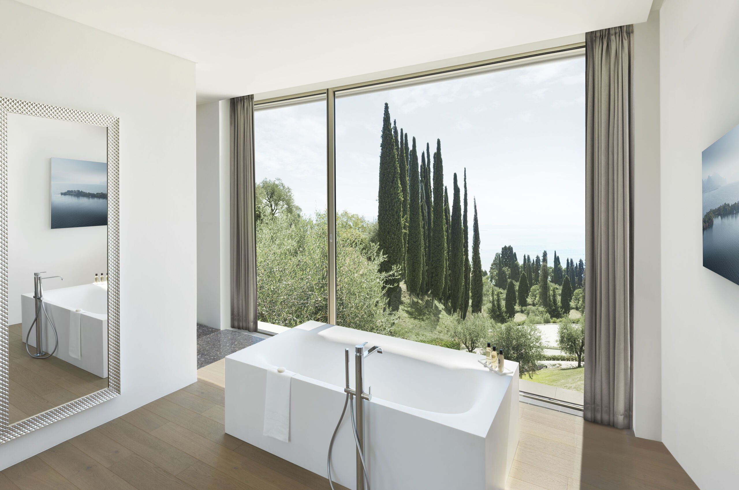 villa-nori-bathroom-bathtub-garden-lake-view-luxury-lakegarda
