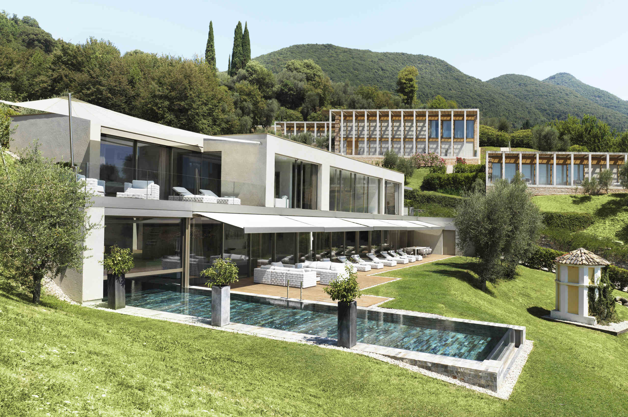 villa-nori-exterior-pool-luxury-rental-architecture-lakegarda