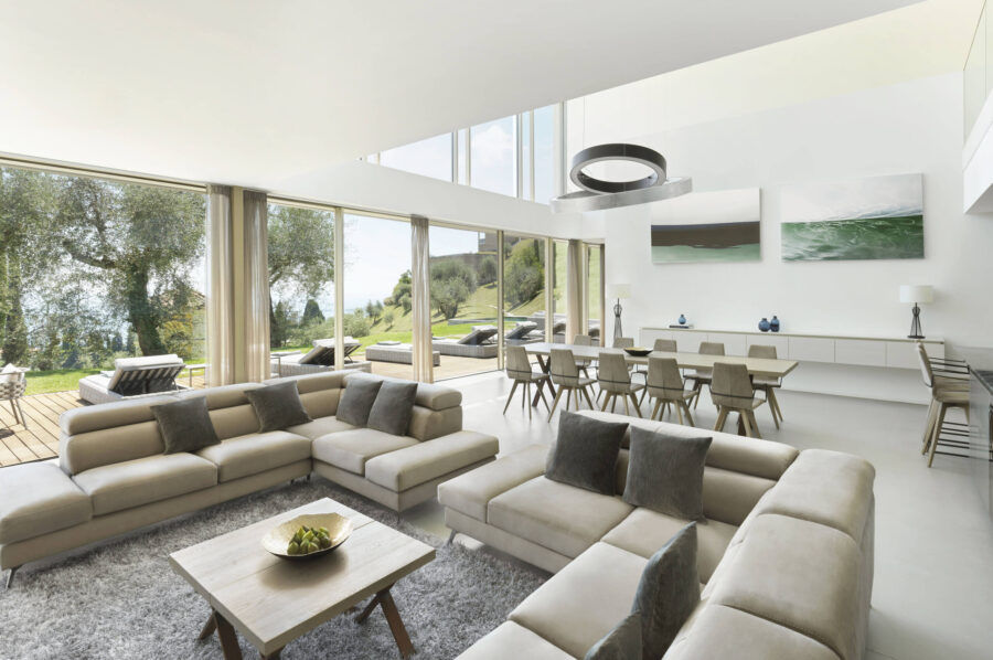 villa-nori-livingspace-openplan-gardenview-modern-luxury-interior-lakegarda