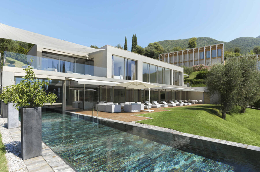 villa-nori-mainpage-luxury-elegant-retreat-infinitypool-terrace-garden-lakegarda