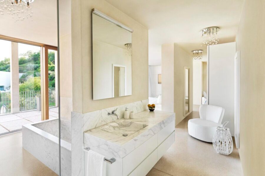 villa-nova-bathroom-bright-sleek-modern-design-luxury-lake-garda