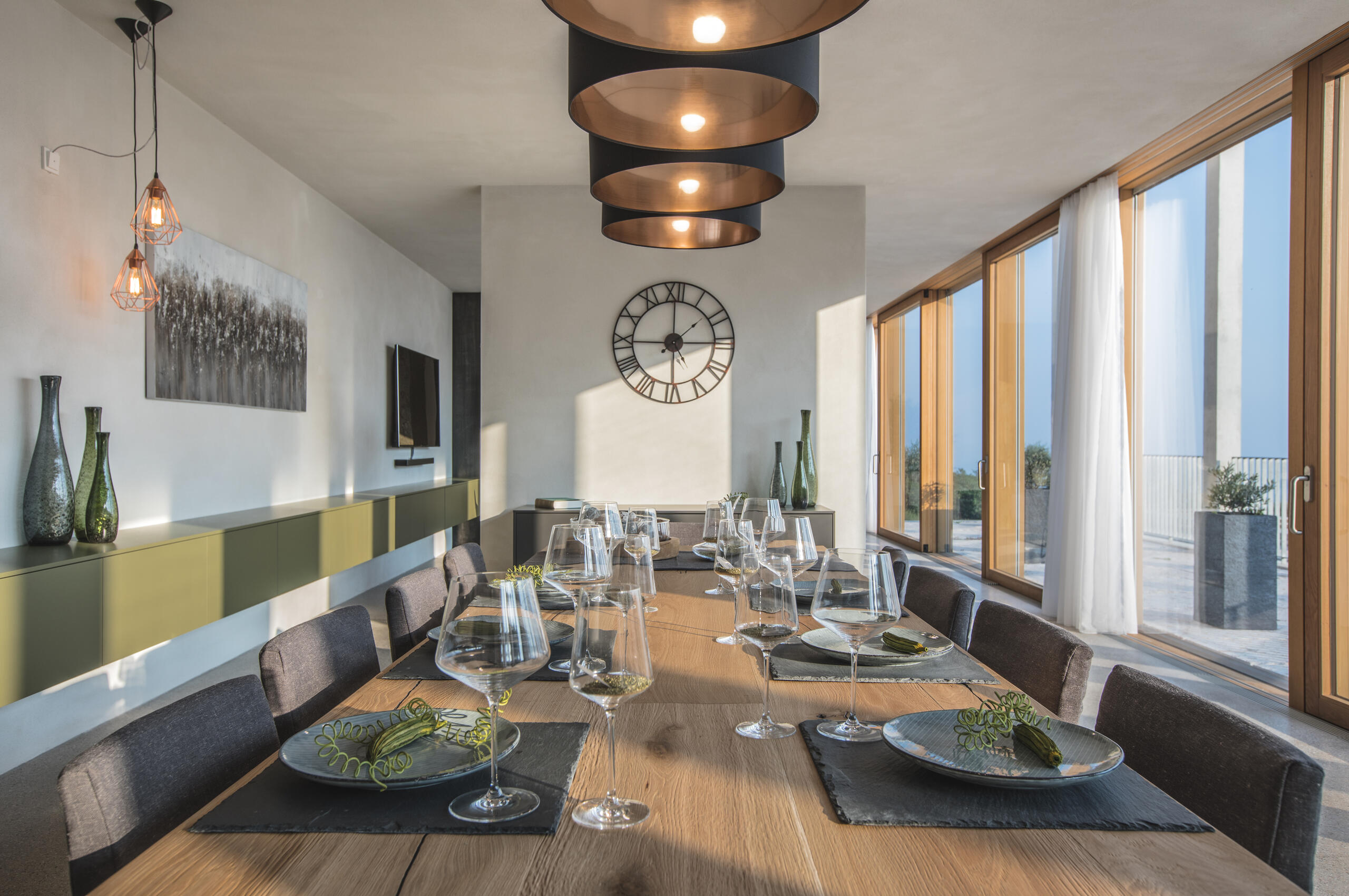 villa-nova-diningtable-modern-luxury-interior-lakegarda