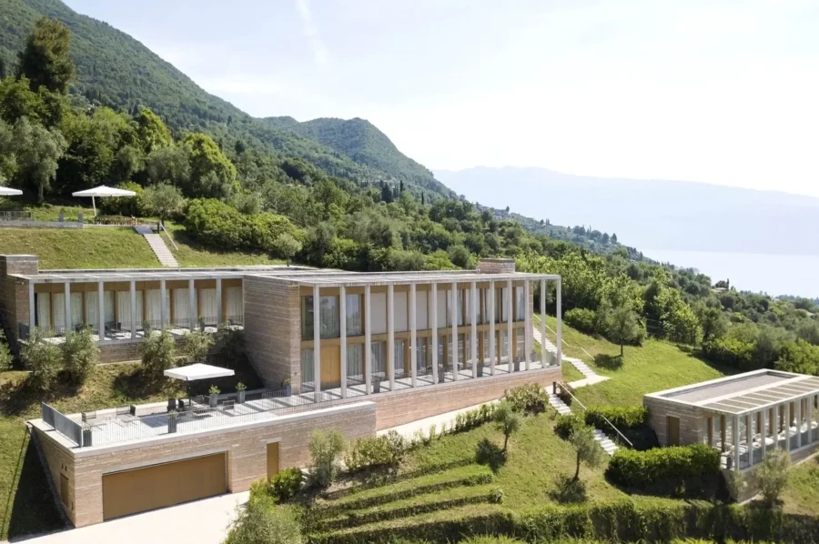 villa-nova-exterior-architecture-hillside-luxury-rental-lakegarda