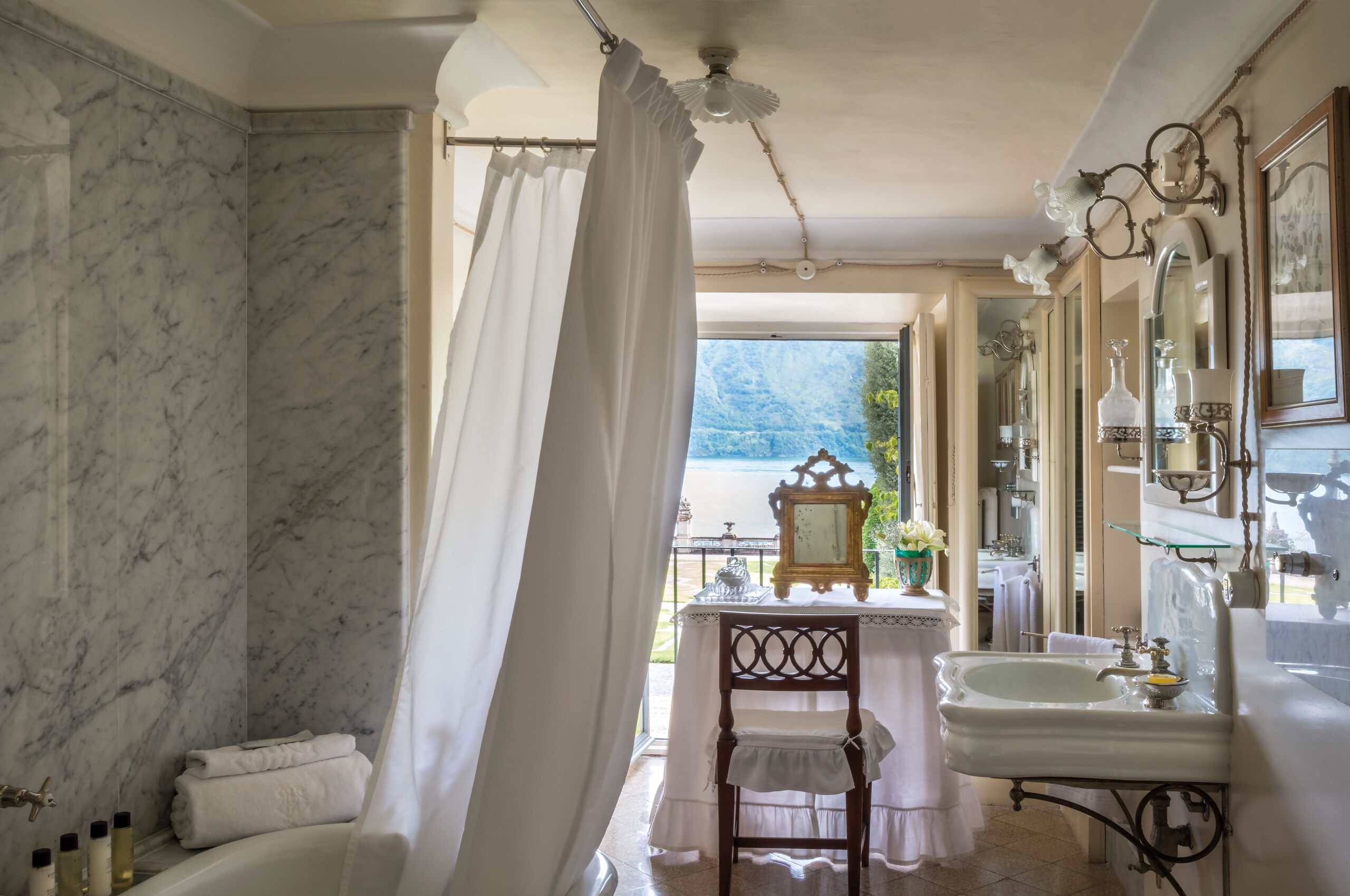 villa-silvana-bathroom-luxury-elegant-dressingtable-scenicview-lakecomo