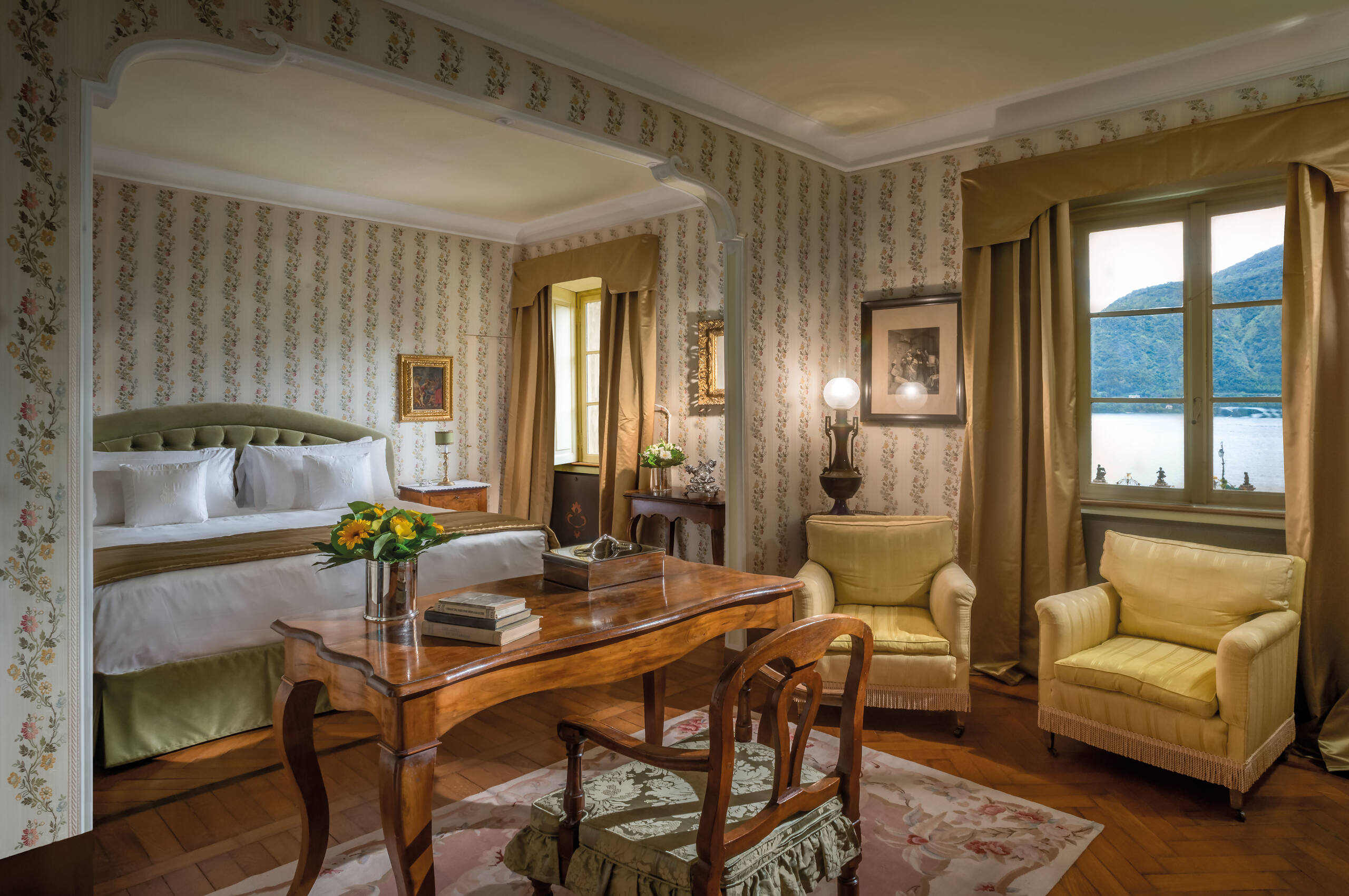 villa-silvana-bedroom-sittingarea-elegant-luxury-design-lakeview-lakecomo
