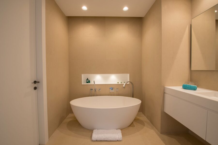 villa-tattiana-bathroom-bathtub-modern-stylish-luxury-sttropez
