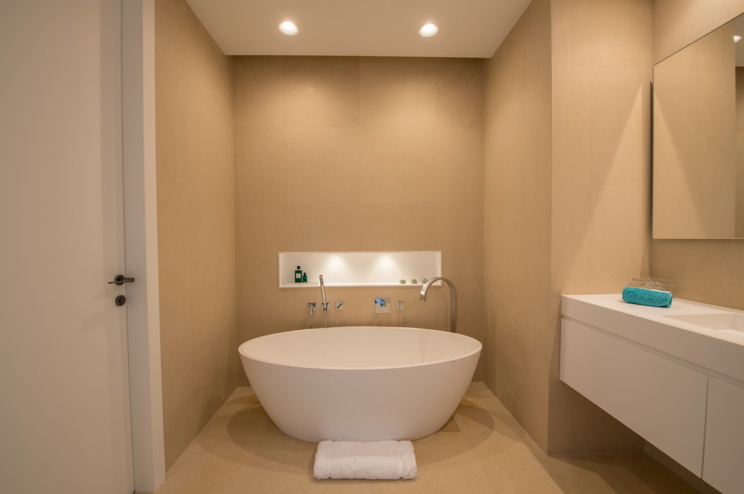 villa-tattiana-bathroom-bathtub-modern-stylish-luxury-sttropez