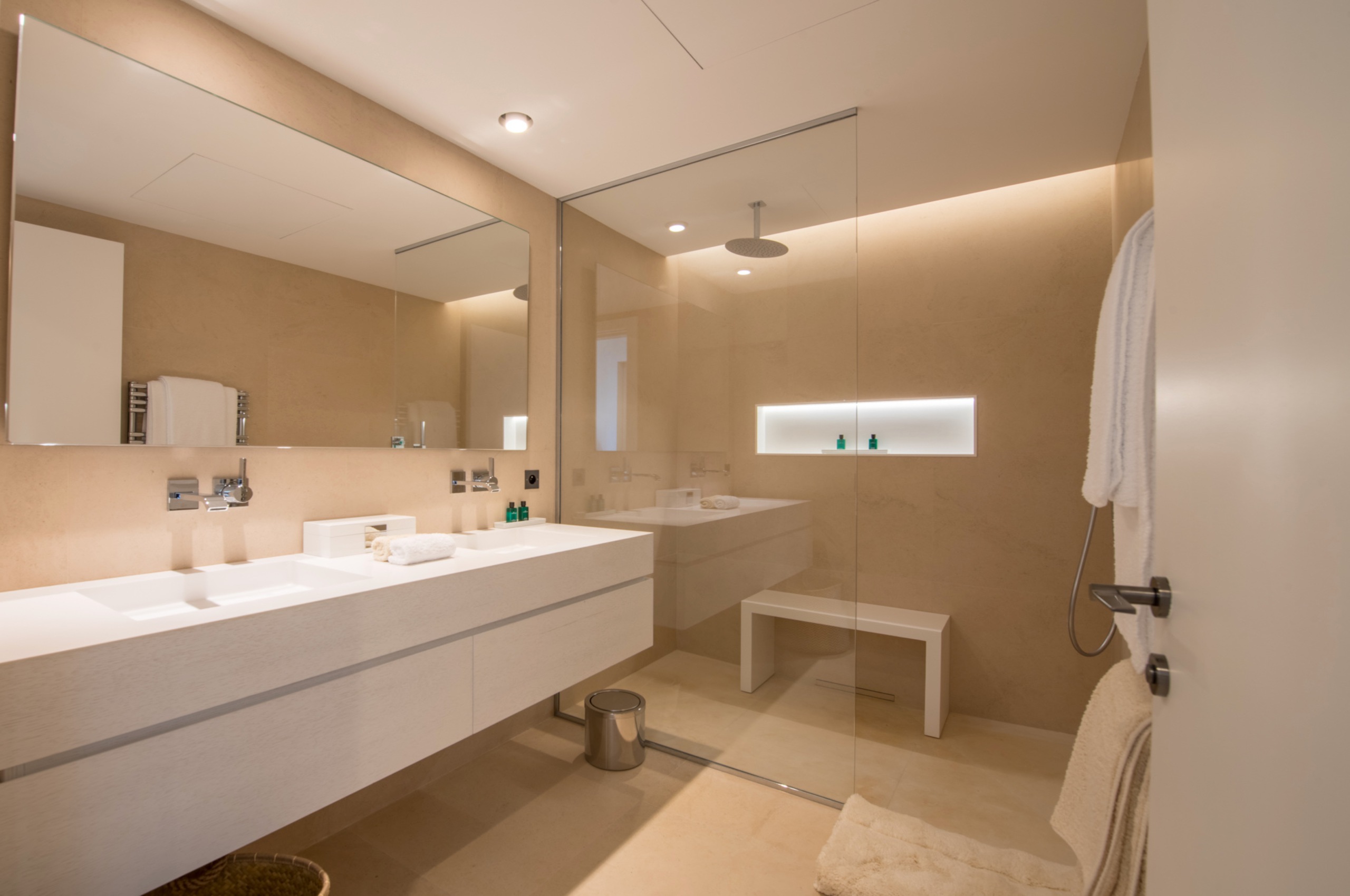 villa-tattiana-bathroom-doublesink-shower-sleek-modern-stylish-design-luxury-interior-sttropez