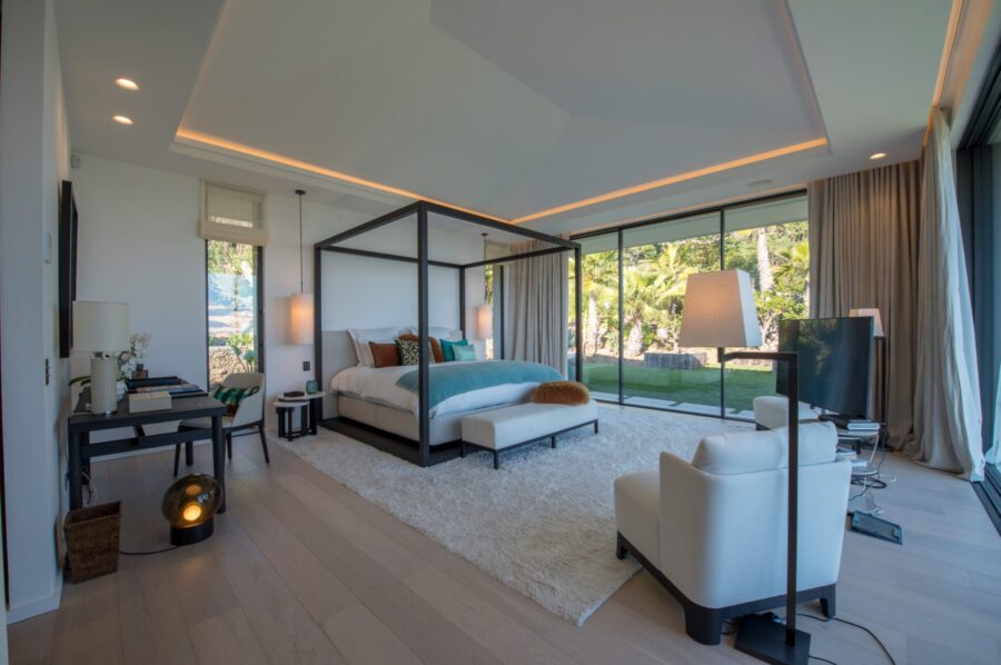villa-tattiana-bedroom-garden-views-spacious-modern-luxury-stylish-interiordesign-sttropez