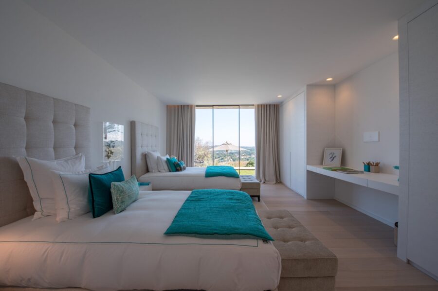 villa-tattiana-bedroom-twin-room-stunning-gardenviews-modern-stylish-luxury-interiordesign-sttropez