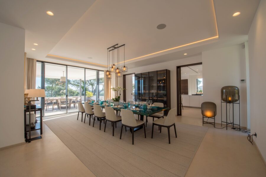 villa-tattiana-diningroom-spacious-bright-modern-garden-view-luxury-elegant-interiors-sttropez