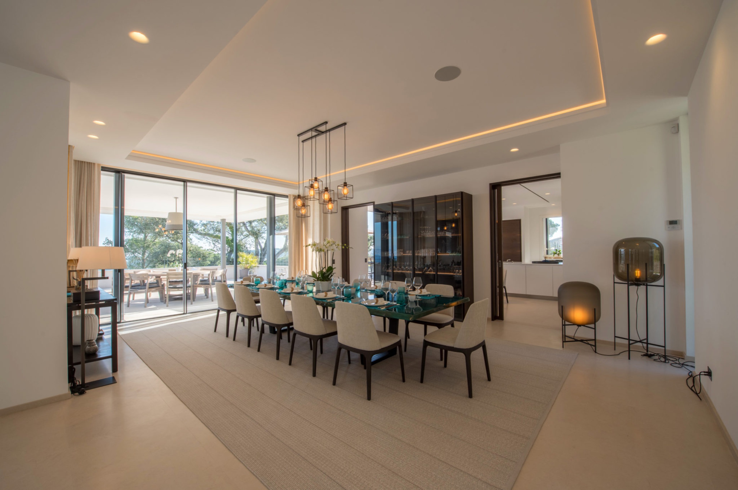 villa-tattiana-diningroom-spacious-bright-modern-garden-view-luxury-elegant-interiors-sttropez