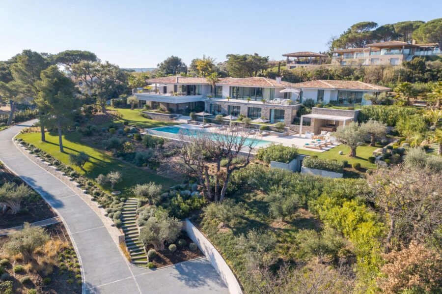 villa-tattiana-exterior-driveway-tropical-garden-swimmingpool-luxury-rental-property-frenchriviera-sttropez