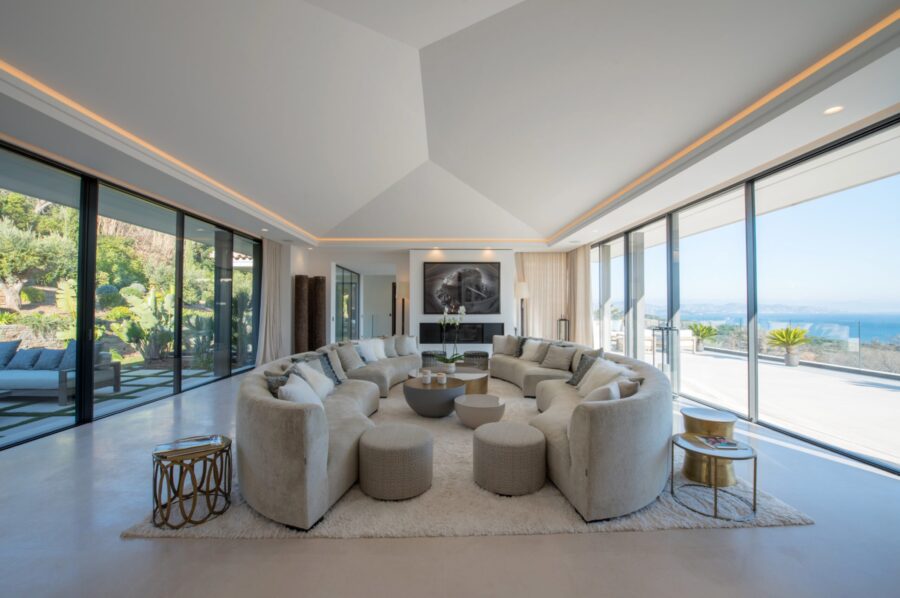 villa-tattiana-livingroom-lounge-openplan-spacious-scenic-seavviews-modern-stylish-design-luxury-interior-sttropez