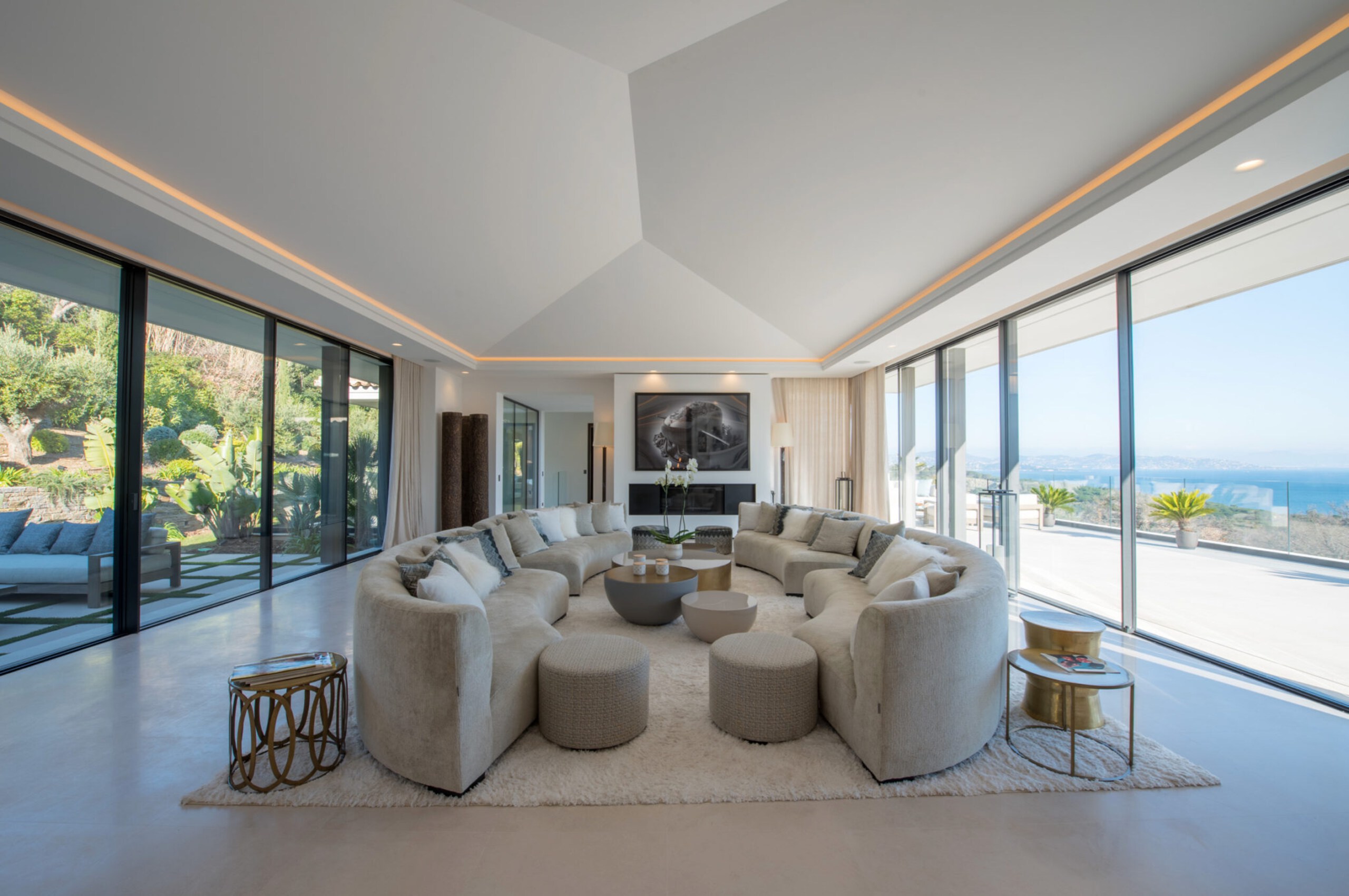 villa-tattiana-livingroom-lounge-openplan-spacious-scenic-seavviews-modern-stylish-design-luxury-interior-sttropez