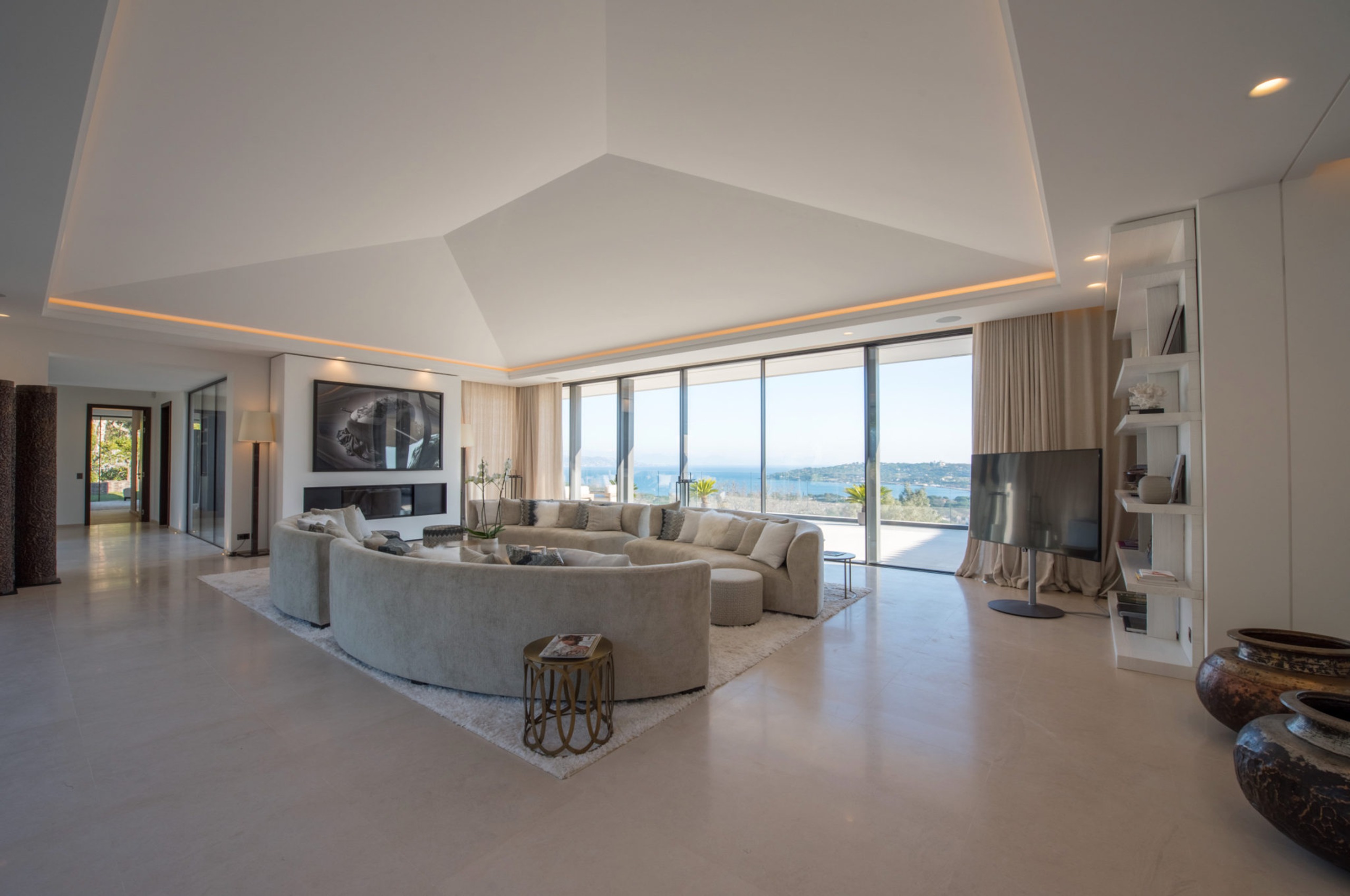 villa-tattiana-livingroom-lounge-seaviews-modern-spacious-luxury-interiordesign-sttropez