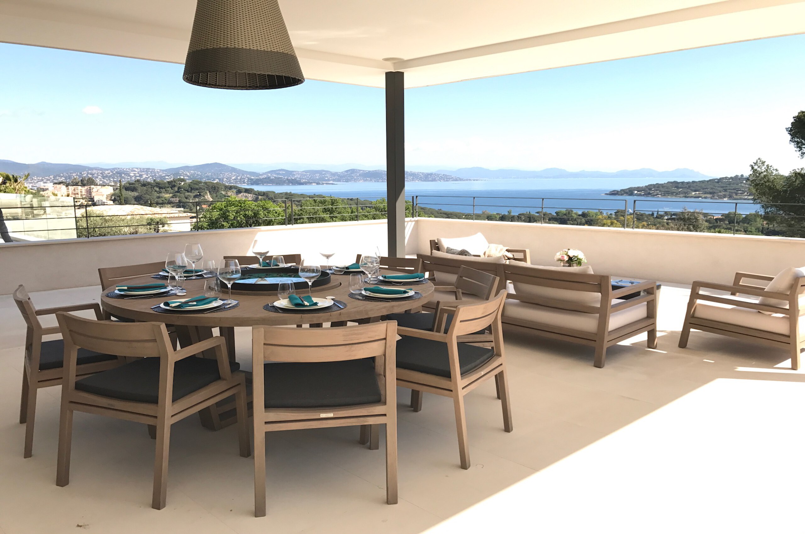 villa-tattiana-terrace-alfresco-dining-outdoor-lounge-stunning-seaviews-luxury-rental-sttropez