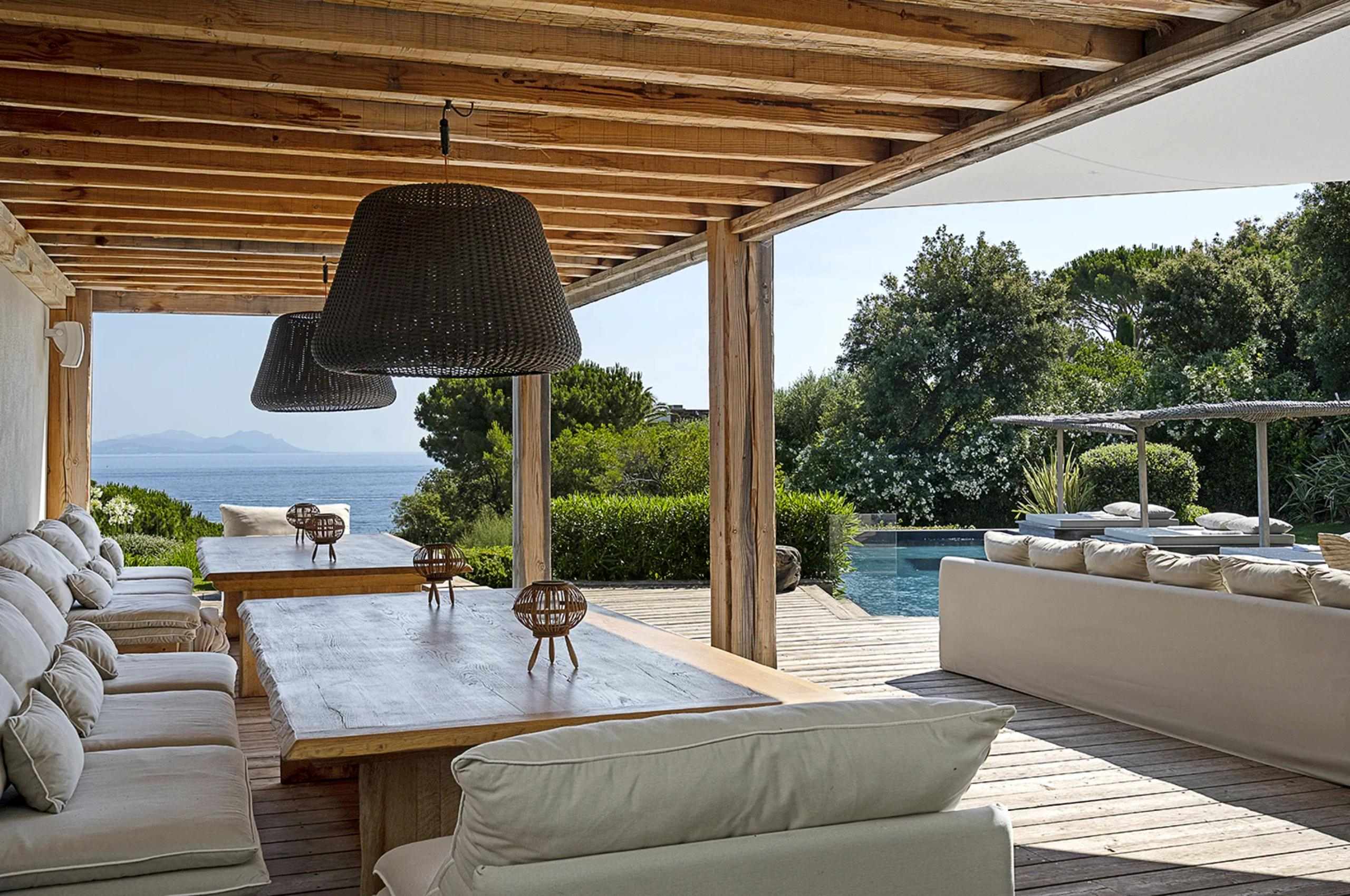 villa-tori-alfresco-dining-area-sea-view-luxury-sttropez