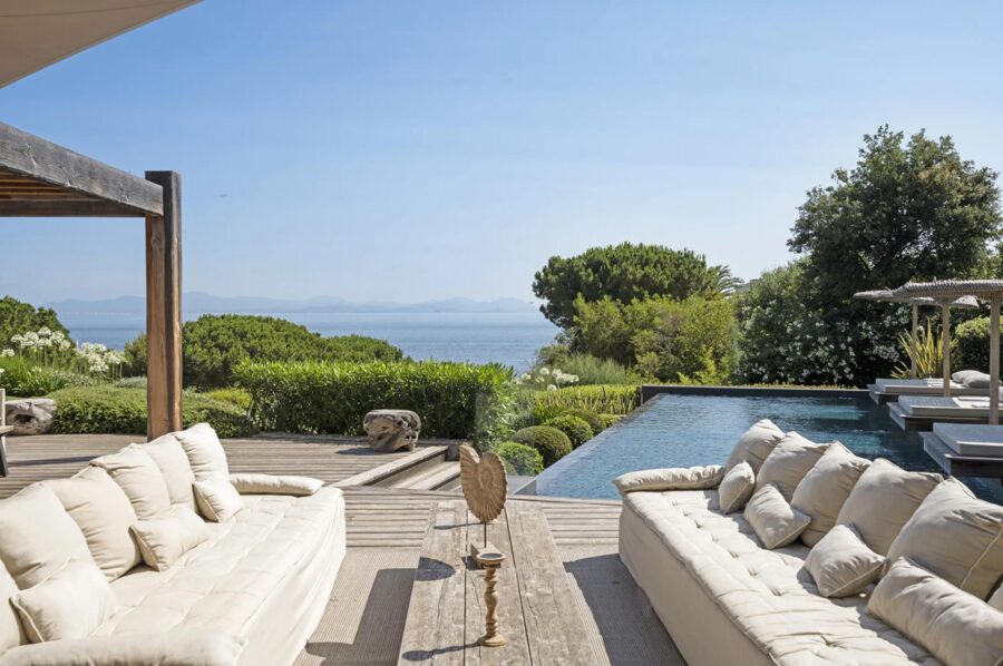 villa-tori-alfresco-lounge-swimming-pool-sea-view-luxury-sttropez