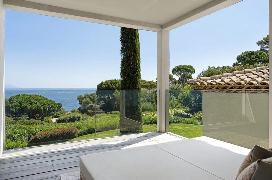 villa-tori-balcony-sea-views-garden-view-luxury-sttropez