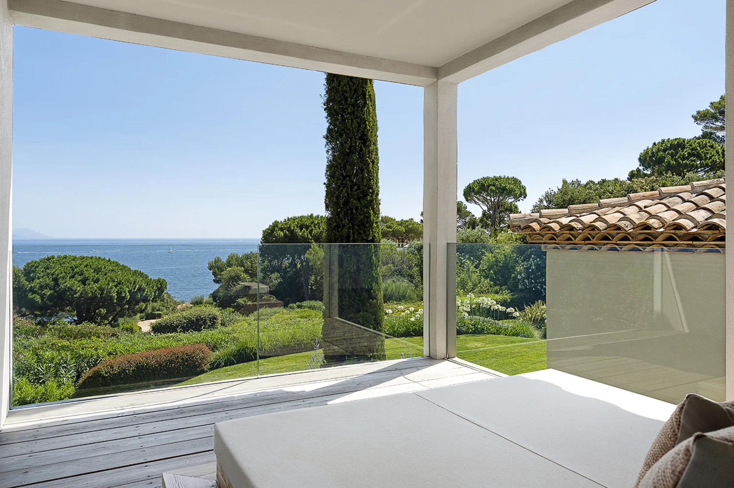 villa-tori-balcony-sea-views-garden-view-luxury-sttropez