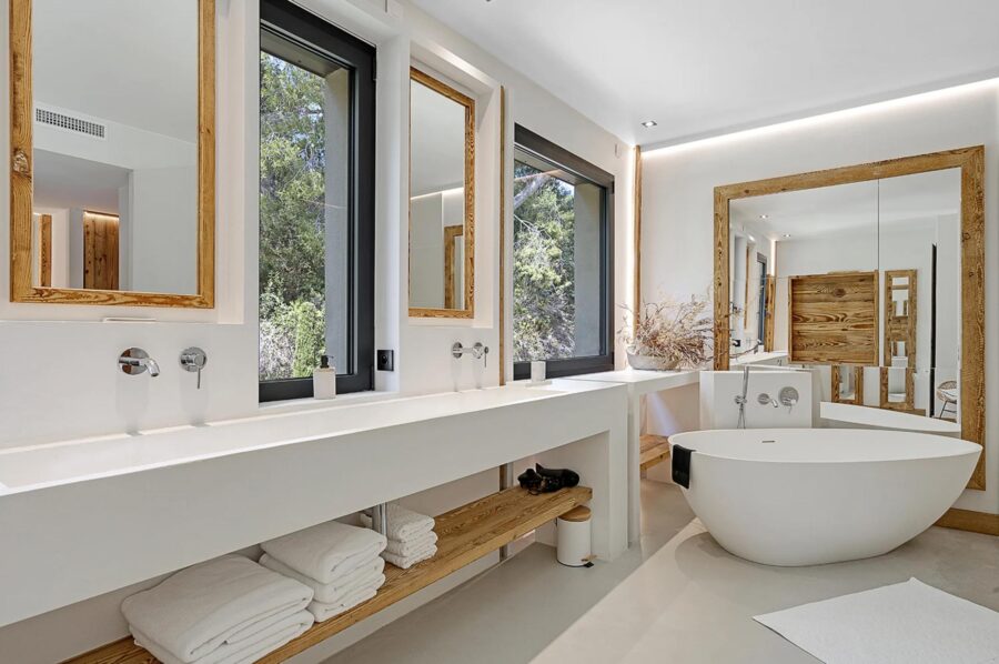 villa-tori-bathroom-bathtub-double-sink-luxury-sttropez