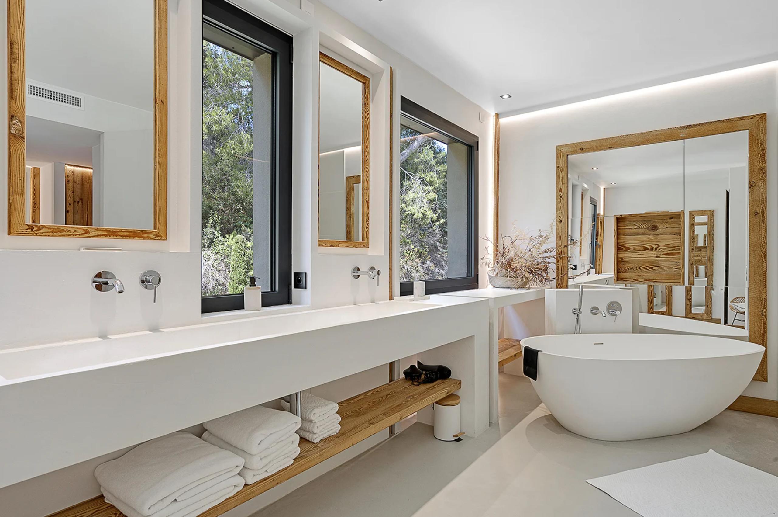 villa-tori-bathroom-bathtub-double-sink-luxury-sttropez