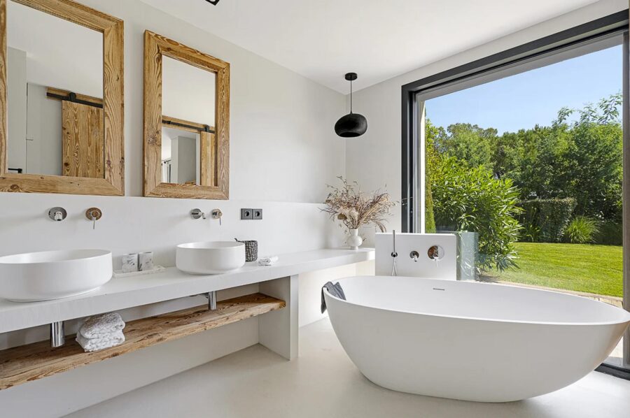 villa-tori-bathroom-bathtub-garden-views-double-sink-luxury-sttropez