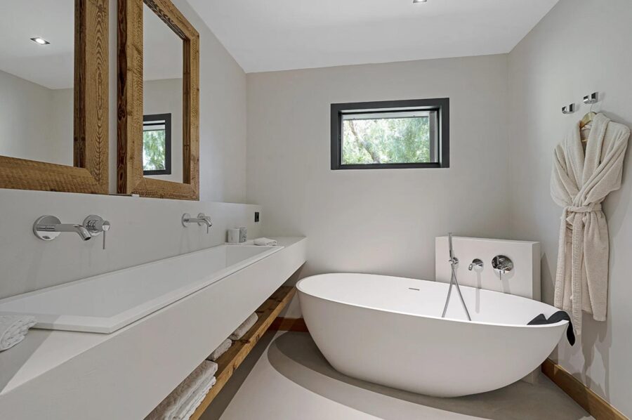 villa-tori-bathroom-bathtub-luxury-sttropez