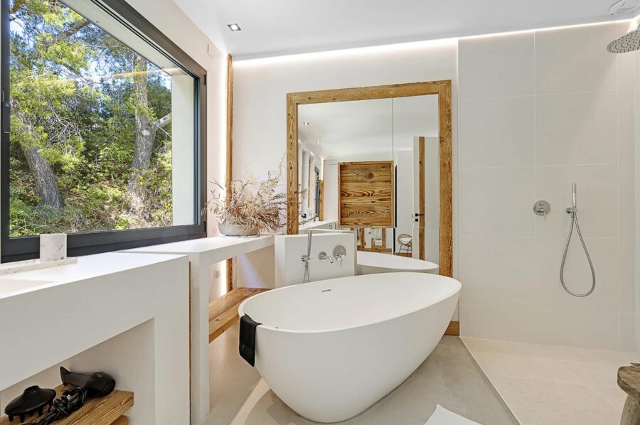 villa-tori-bathroom-bathtub-shower-luxury-sttropez