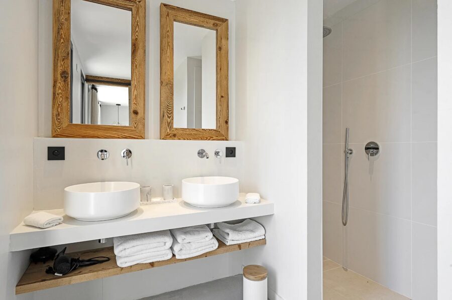 villa-tori-bathroom-double-sink-shower-luxury-sttropez