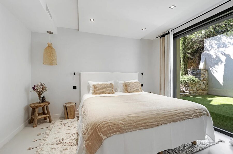 villa-tori-bedroom-garden-access-serene-interior-luxury-sttropez