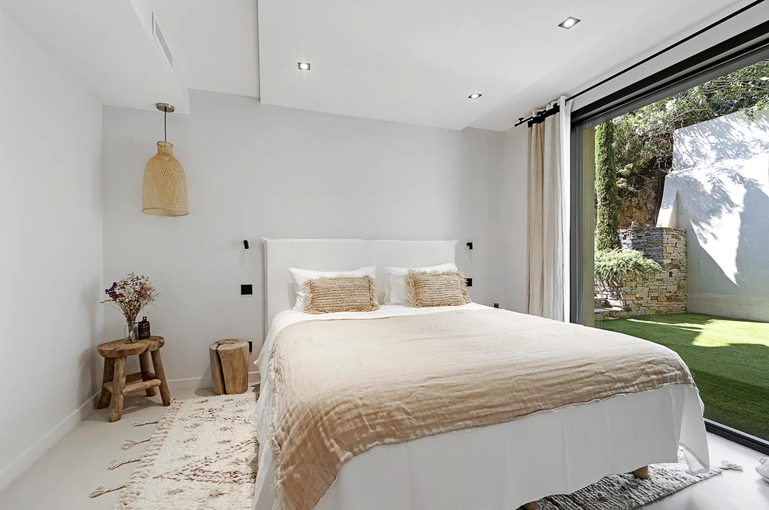villa-tori-bedroom-garden-access-serene-interior-luxury-sttropez
