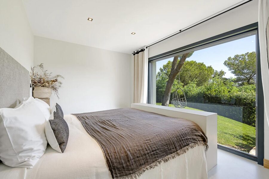 villa-tori-bedroom-garden-views-luxury-sttropez