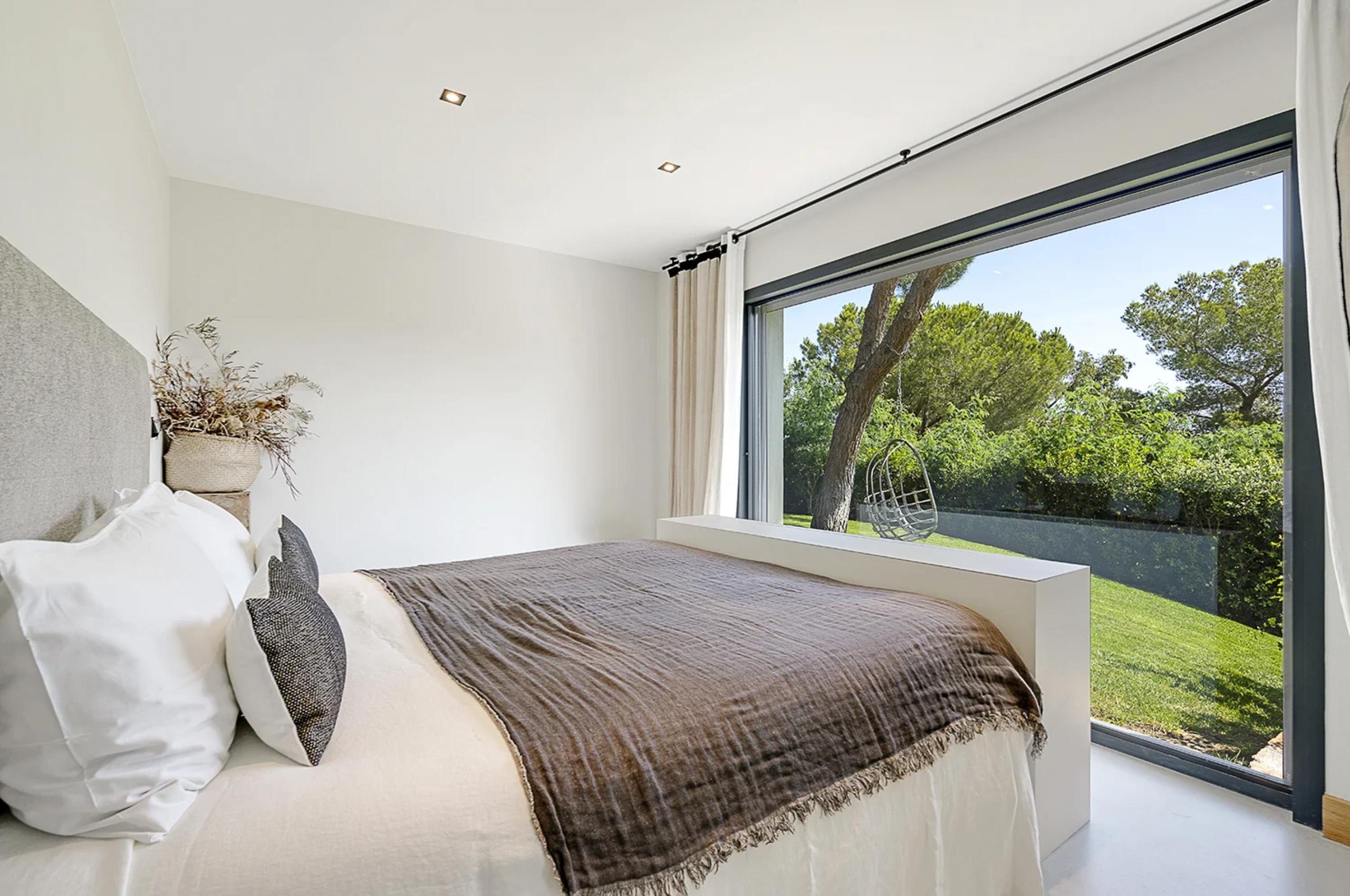 villa-tori-bedroom-garden-views-luxury-sttropez
