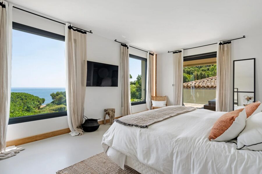 villa-tori-bedroom-scenic-sea-views-luxury-sttropez